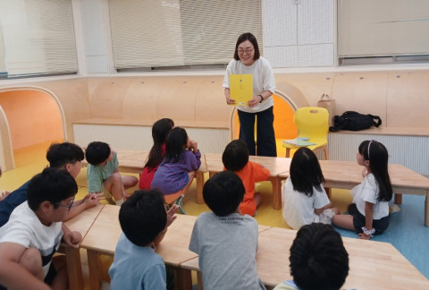 책 읽어주는 문화봉사단 활동가가 아동 기관을 방문해 책을 읽어주고 있다
